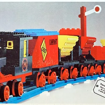 Train with 5 Wagons and Circle of Track