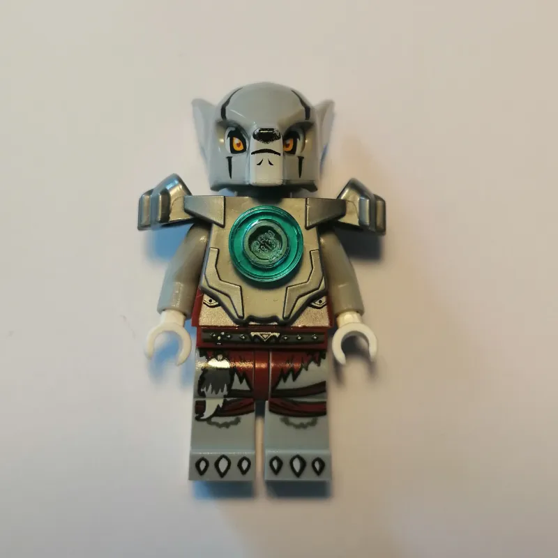 Worriz with Flat Silver Large Shoulder Armor