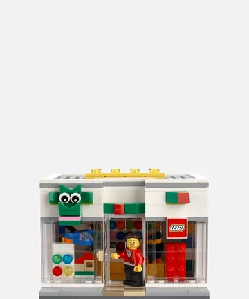 Магазин LEGO с витриной и продавцом